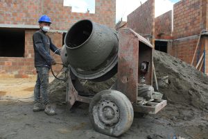 Sector cementero en alerta: Vivienda estancada, la obra pública como salvavidas tras el bache de 2025