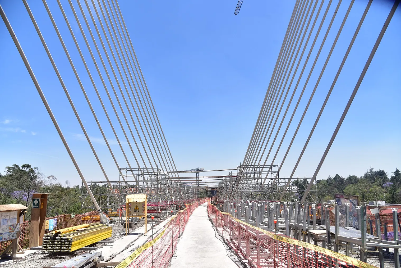 El Insurgente contará con un puente atirantado, considerado único en el mundo por su diseño en curva y su uso para rieles.